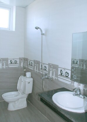 Shower, slippers, towels - Amazon Vinh Hotel (Vinh)
