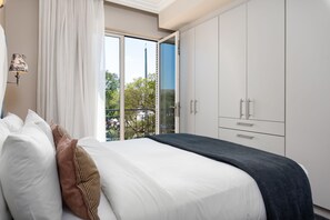 Apartamento de lujo, 2 habitaciones, vistas a la ciudad | 2 dormitorios, caja fuerte, escritorio y tabla de planchar con plancha