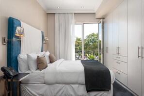 Apartamento superluxo, 2 quartos, vista para a cidade | 2 quartos, cofres nos quartos, escrivaninha