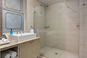 Apartamento superluxo, 2 quartos, vista para a cidade | Banheiro | Produtos de toalete grátis, secador de cabelo, toalhas de banho 