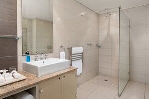 Luxury-Apartment, 2 Schlafzimmer, Stadtblick | Badezimmer