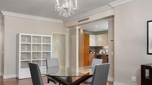 Luxe appartement, 2 slaapkamers, uitzicht op de stad | Woonkamer