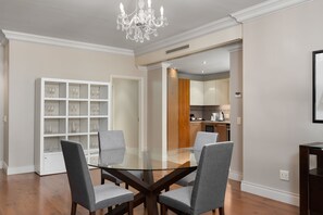 Apartamento de lujo, 2 habitaciones, vistas a la ciudad | Sala de estar | Una televisión de pantalla plana
