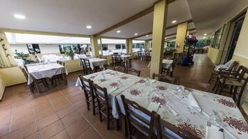 Serveert lunch en diner, Italiaanse gerechten