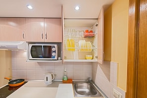 Fridge, microwave, stovetop, coffee/tea maker