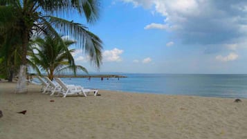 Playa en los alrededores y playa de arena blanca 