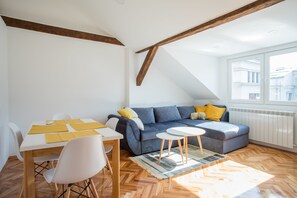 Apartamento superior, 1 quarto, vista para a cidade | Área de estar | TV LCD