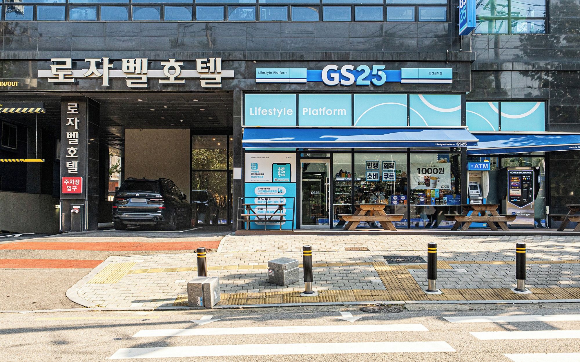 Un escaparate con un cartel que dice 'GS25' y 'Lifestyle Platform'.