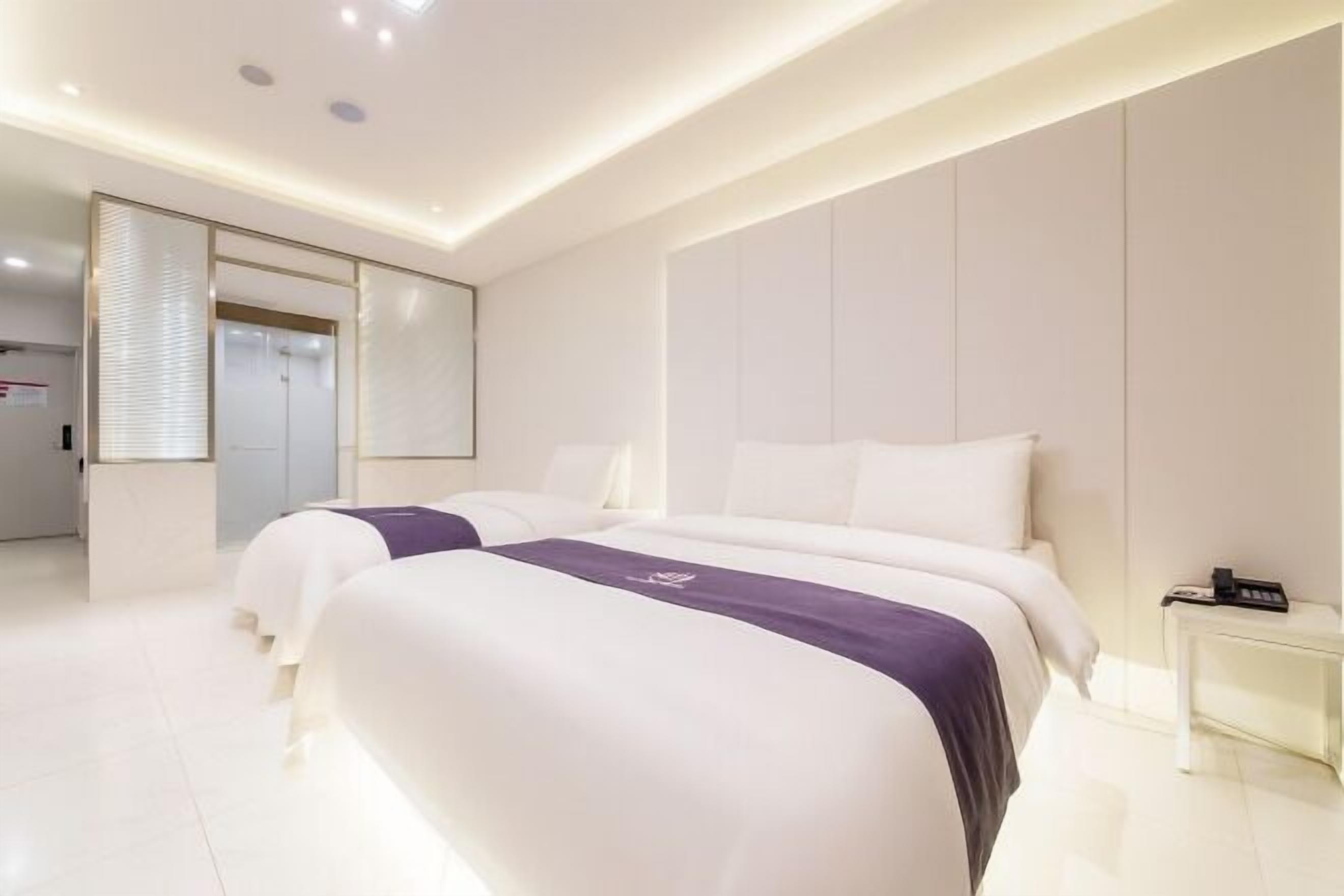 Escritorio, cortinas blackout, sistema de insonorización y wifi gratis 