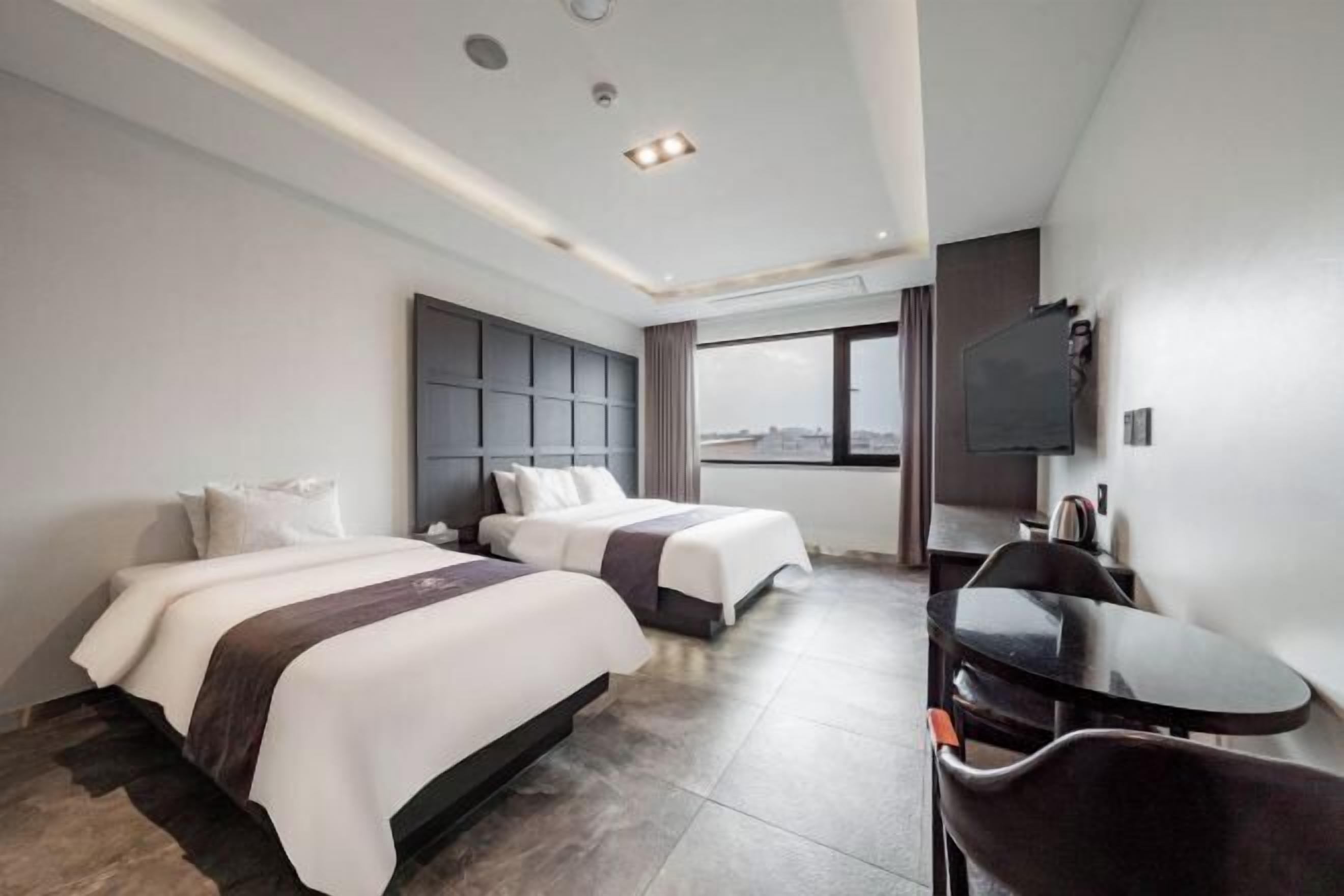 Desk, blackout curtains, soundproofing, free WiFi