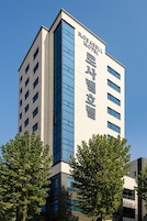 Un edificio moderno de hotel con un letrero llamativo que dice "ROFAELL HOTEL".