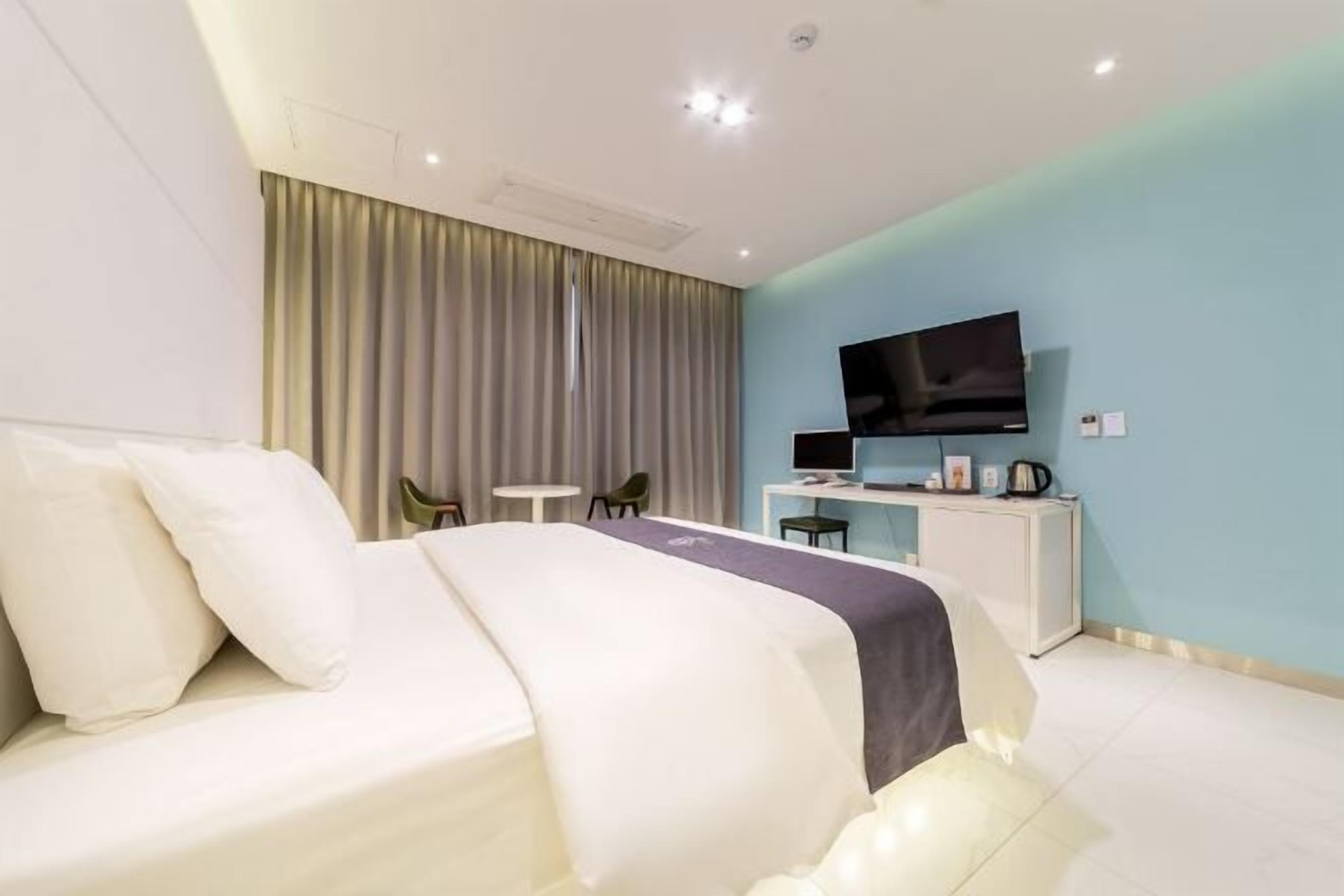 Escritorio, cortinas blackout, sistema de insonorización y wifi gratis 