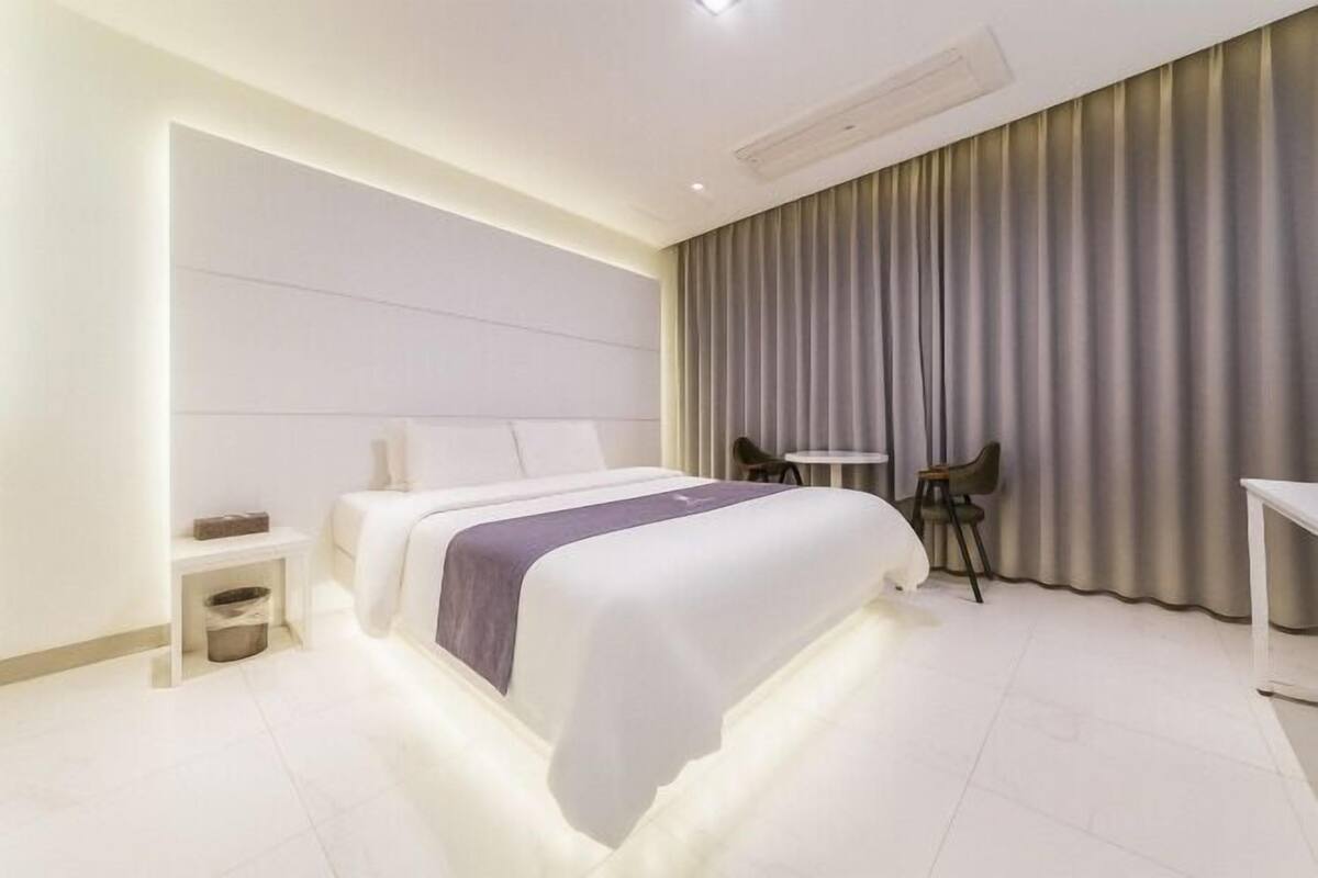 Premium bedding, desk, blackout drapes, soundproofing