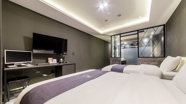 Kamar Twin Superior | Seprai premium, meja kerja, tirai kedap cahaya, dan kedap suara