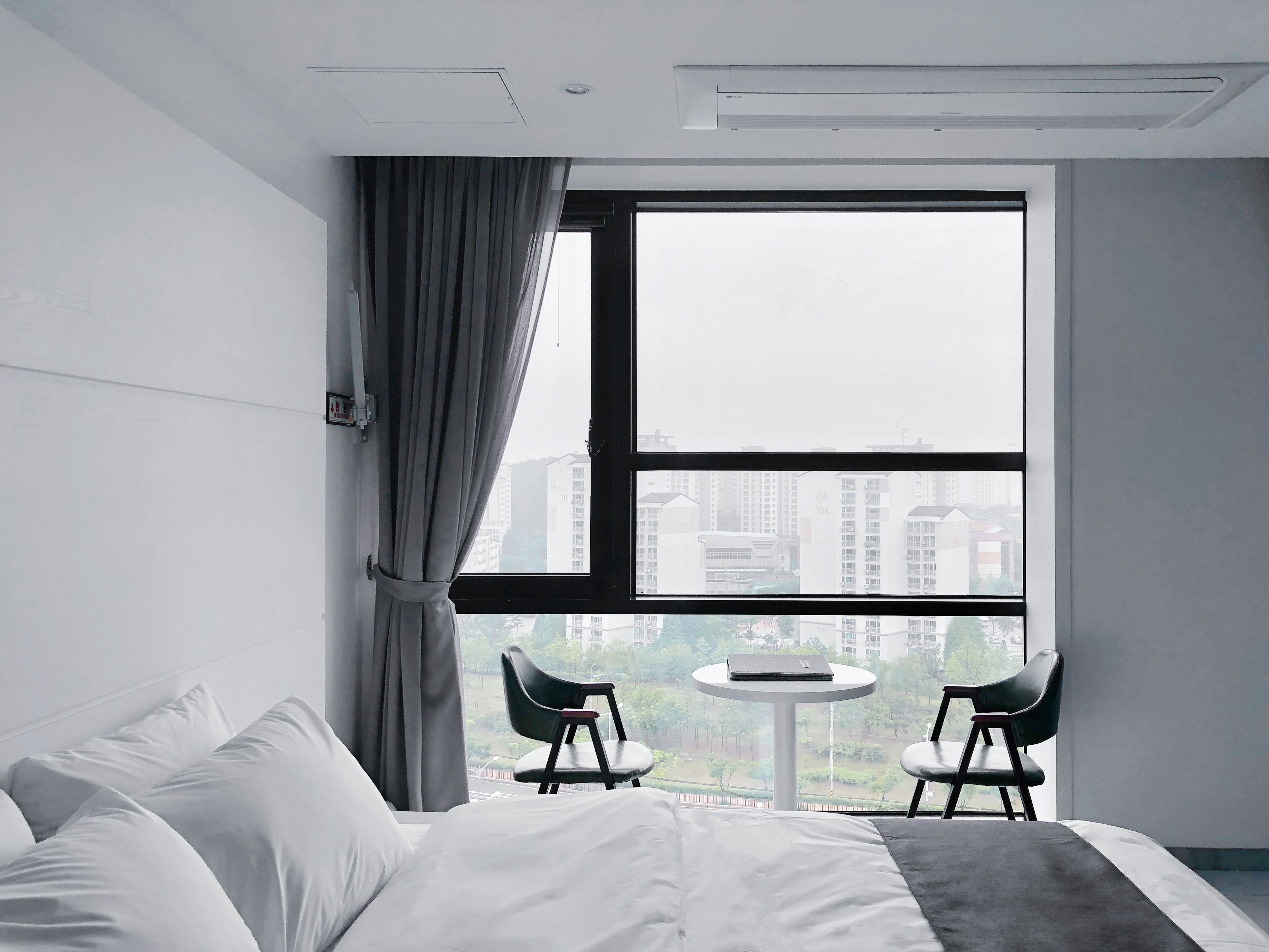 Escritorio, cortinas blackout, sistema de insonorización y wifi gratis 