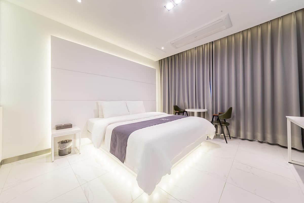 Standardrum | Skrivbord, mörkläggningsgardiner, ljudisolering och gratis wi-fi