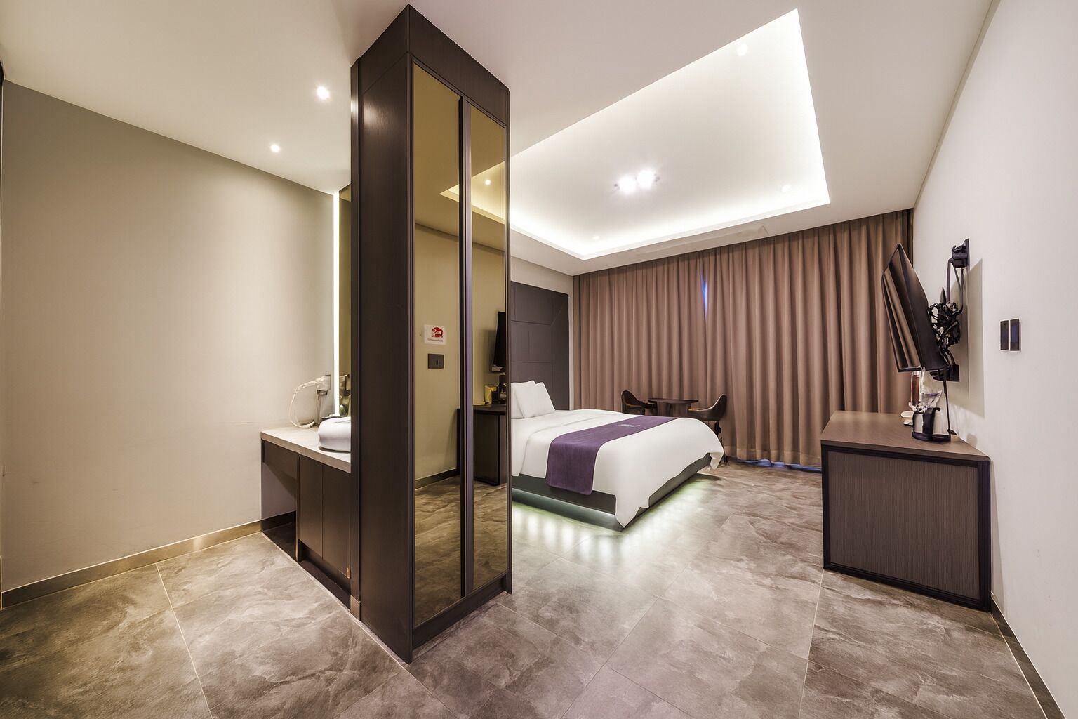 스탠다드룸 | 책상, 암막 커튼, 방음 설비, 무료 WiFi