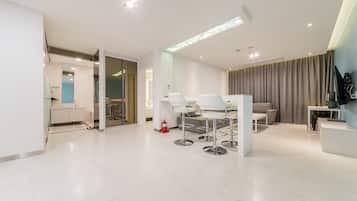 Svíta | Stofa | 49-tommu LED-sjónvarp með kapalrásum, sjónvarp, tölva.