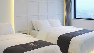 Desk, blackout drapes, soundproofing, free WiFi