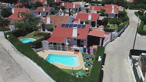 A residential area with houses, a swimming pool, and solar panels. - Lotus Villa, Praia da Ora - Albufeira (Albufeira)