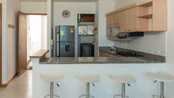 Departamento familiar, varias camas, para no fumadores | Cocina privada | Refrigerador, parrilla de estufa y utensilios de cocina