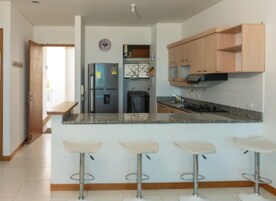 Refrigerador, placa de cocina, utensilios de cocina