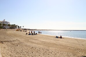 Una spiaggia nelle vicinanze