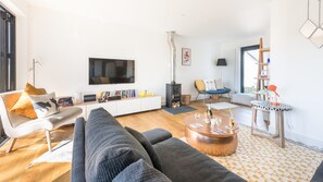 TV, DVD player, books - Porthia, Stylish and Spacious Inside and Out. Sunny Terraces With sea Views. Garage Parking. Free Wifi (St Ives)
