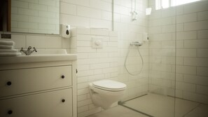 Shower, towels - The View Apartments (Fjardabyggd)