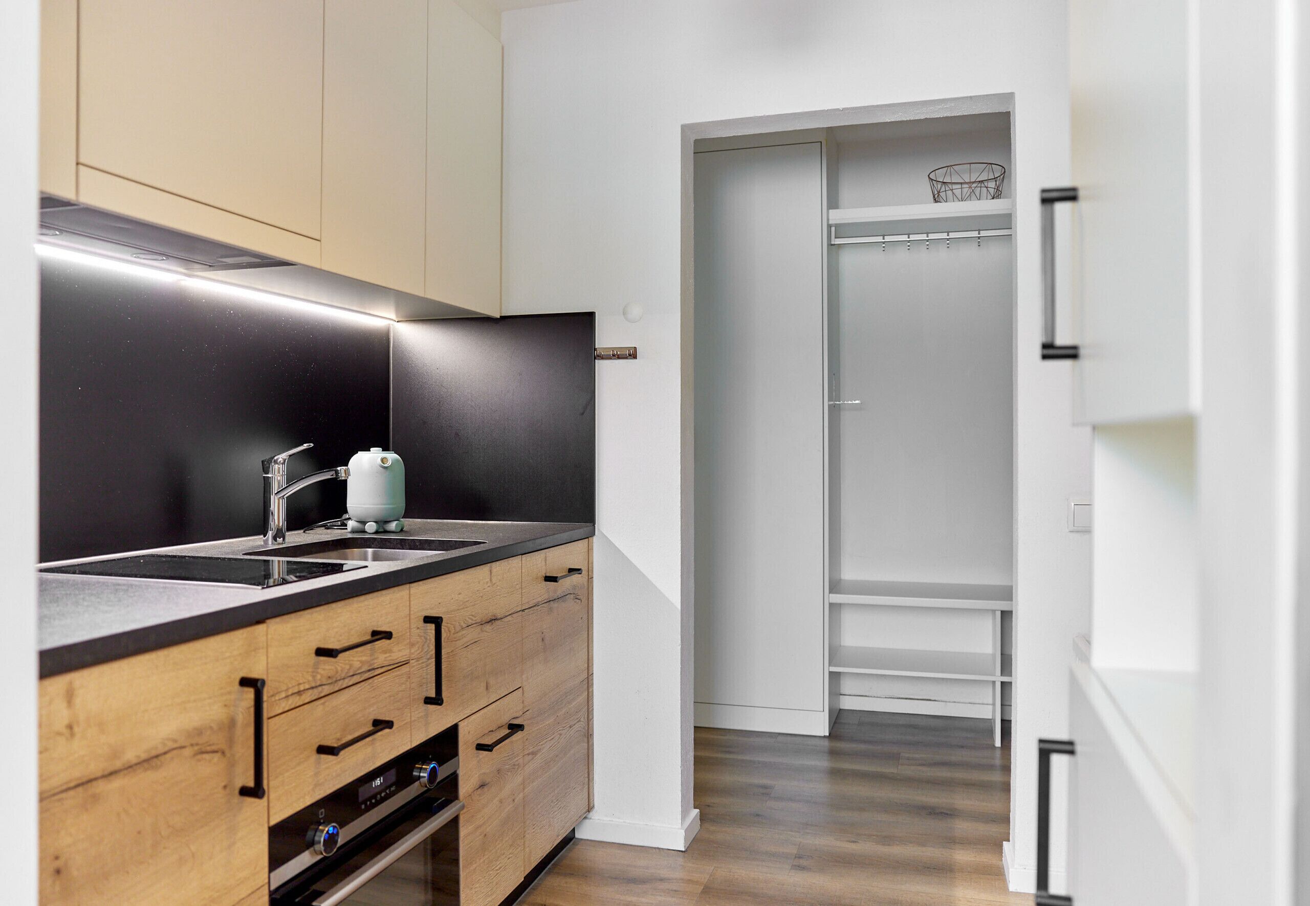 Kylskåp, mikrovågsugn, ugn och diskmaskin