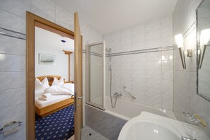 Baignoire, sĂšche-cheveux, papier toilette