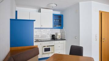 Fridge, microwave, dishwasher, coffee/tea maker