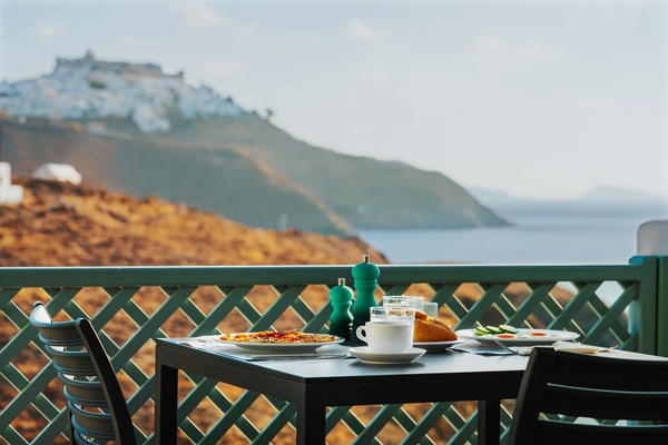 Café da manhã com buffet grátis todos os dias