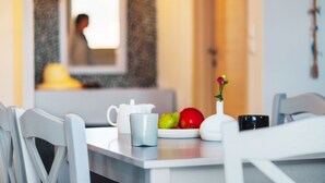 Superior Apartment, 1 Bedroom, Ensuite, Sea View | Peralatan tempat tidur premium, meja, ruang kerja komputer riba 