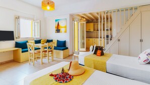 Charm Suite, 2 Bedrooms, Ensuite, Sea View | Dapur peribadi | Pembancuh kopi/teh, peti sejuk/penyejuk beku saiz penuh 
