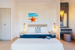 Elegant Apartment, 1 Bedroom, Ensuite, Sea View | Sängtillbehör av högsta kvalitet, individuell inredning och unika möbler