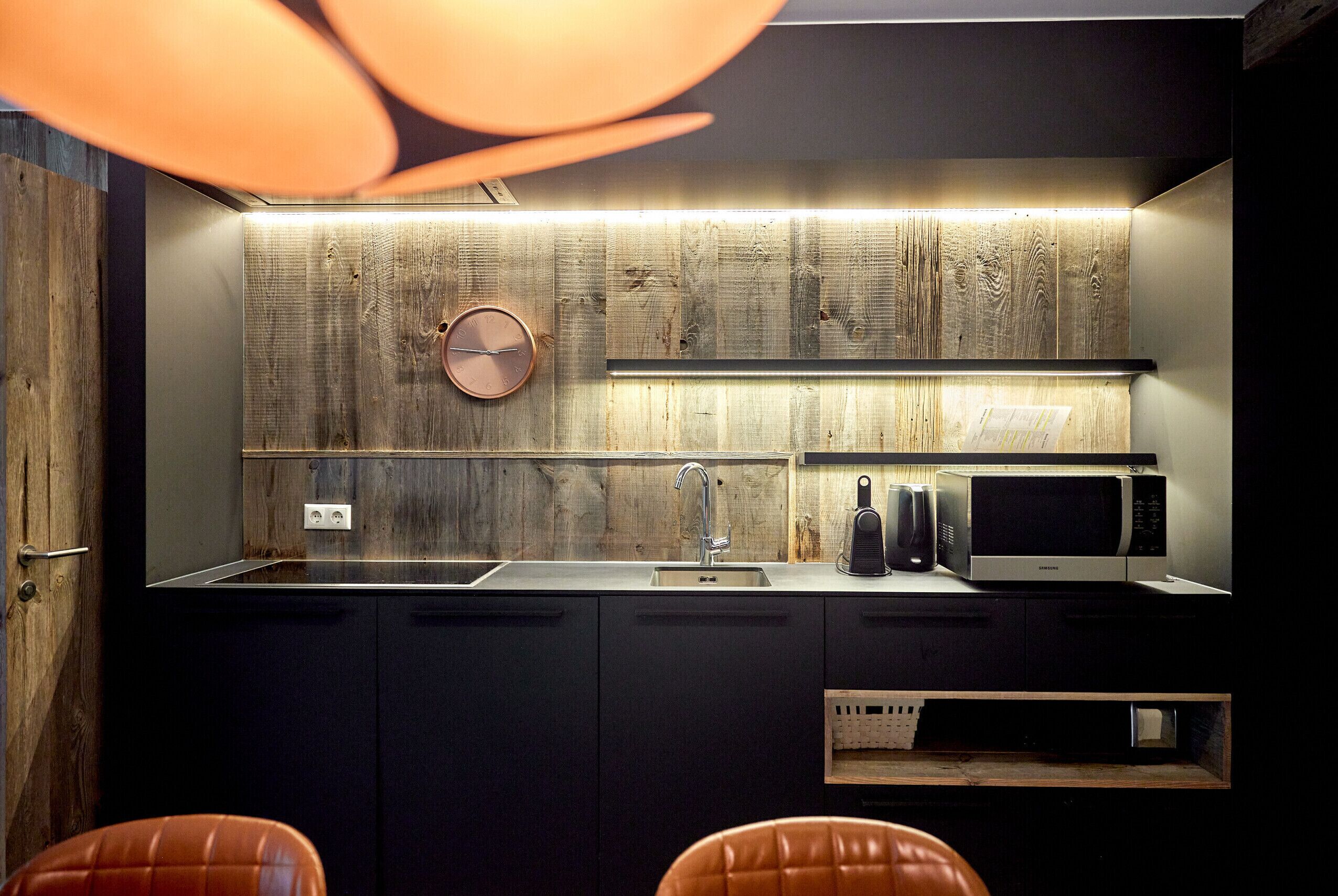 Wasserkocher mit Kaffee-/Teezubehör, Kühlschrank, Mikrowelle