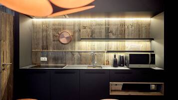 Wasserkocher mit Kaffee-/Teezubehör, Kühlschrank, Mikrowelle