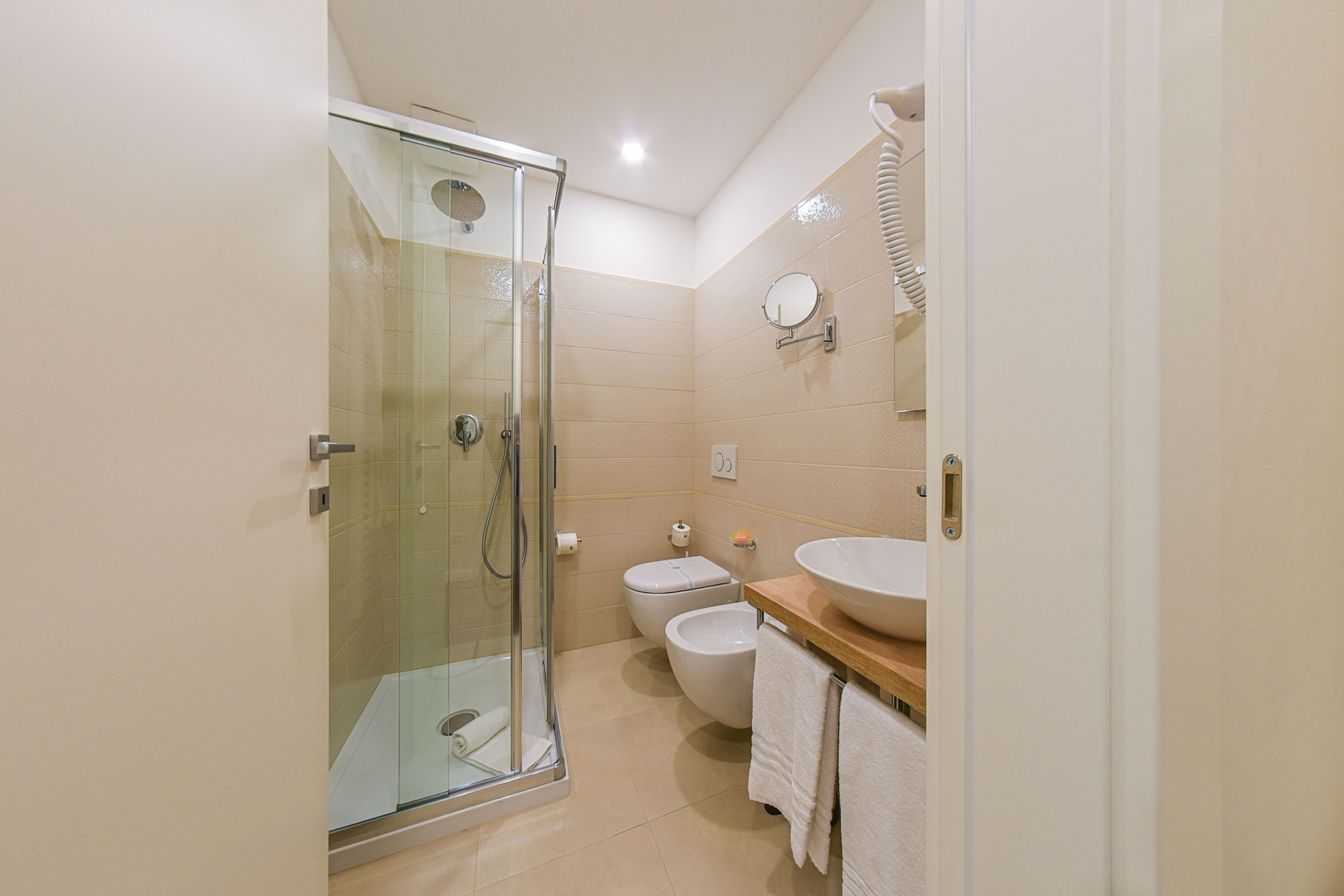 Chambre Ville, 1 grand lit | Salle de bain | Douche, douche à « effet pluie », articles de toilette gratuits