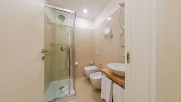 Chambre Ville, 1 grand lit | Salle de bain | Douche, douche à « effet pluie », articles de toilette gratuits