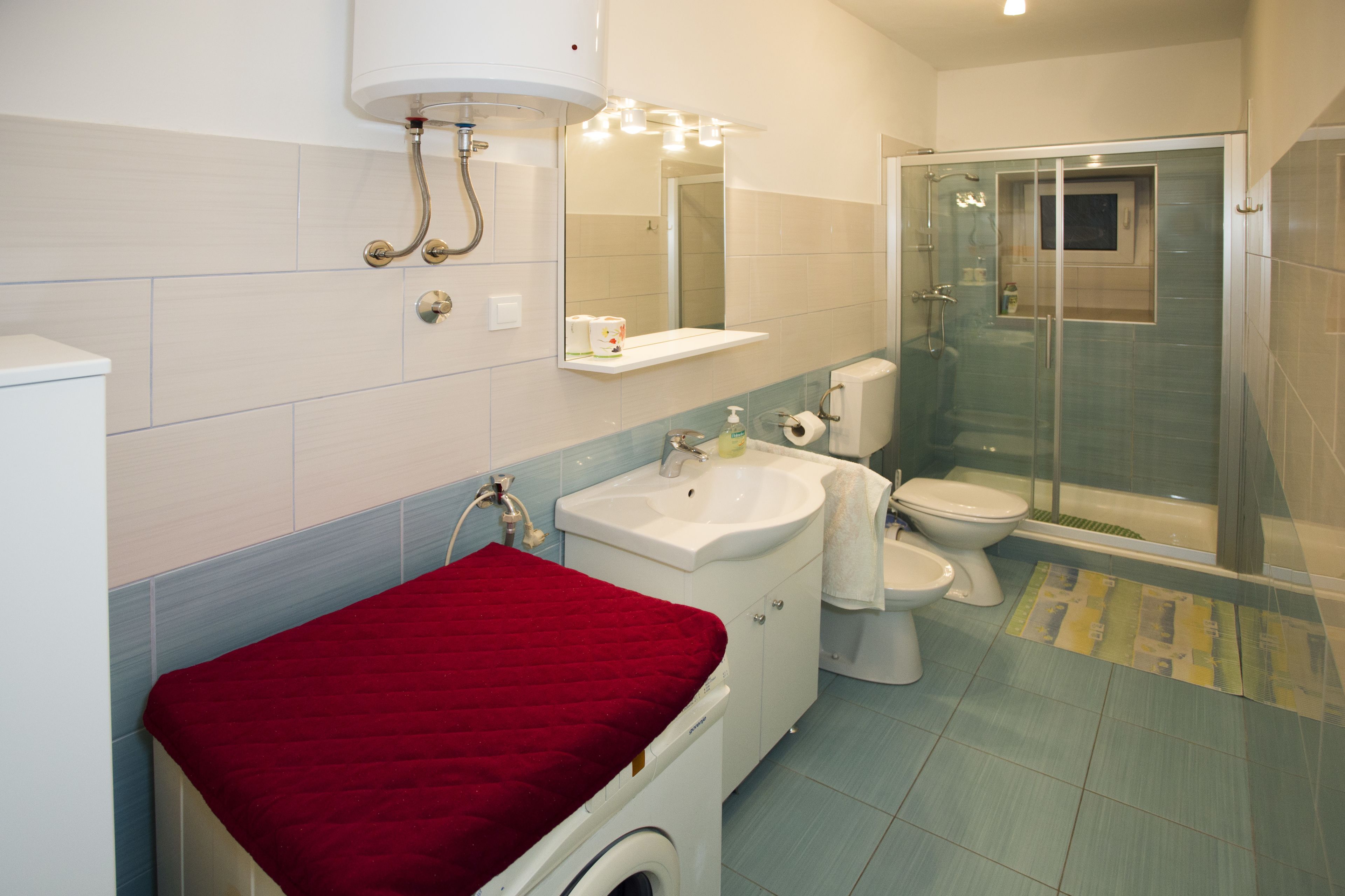 Apartment, 1 Bedroom | Bilik Mandi | Pancuran mandi, kelengkapan dandanan diri percuma, pengering rambut 