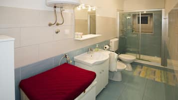 Apartment, 1 Bedroom | Bilik Mandi | Pancuran mandi, kelengkapan dandanan diri percuma, pengering rambut