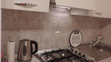 Apartment, Patio | Private kitchen | Fridge, oven, stovetop, electric kettle