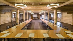 A large conference room with long tables, chairs, and a projector screen. - Hotel Przy Dworze (Lesna Podlaska)