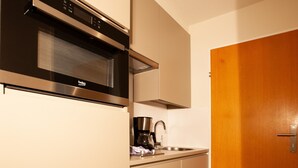 A kitchen with a microwave, coffee maker, and a sink. - 1207 Guy´s Studio 7 (Gaschurn)