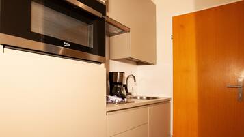 Kühlschrank, Mikrowelle, Wasserkocher mit Kaffee-/Teezubehör