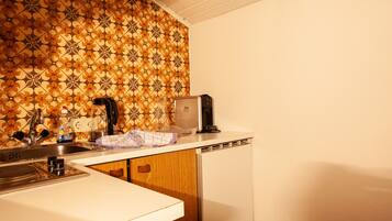 Réfrigérateur, cafetiÚre/bouilloire, bouilloire électrique