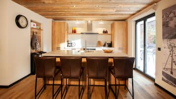 Een koelkast, een magnetron, een vaatwasser