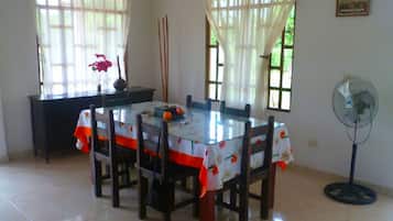 Traditional House, Multiple Beds, Non Smoking | In-room dining