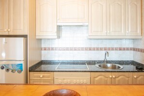 Kjøleskap, mikrobølgeovn, ovn og kokeplater